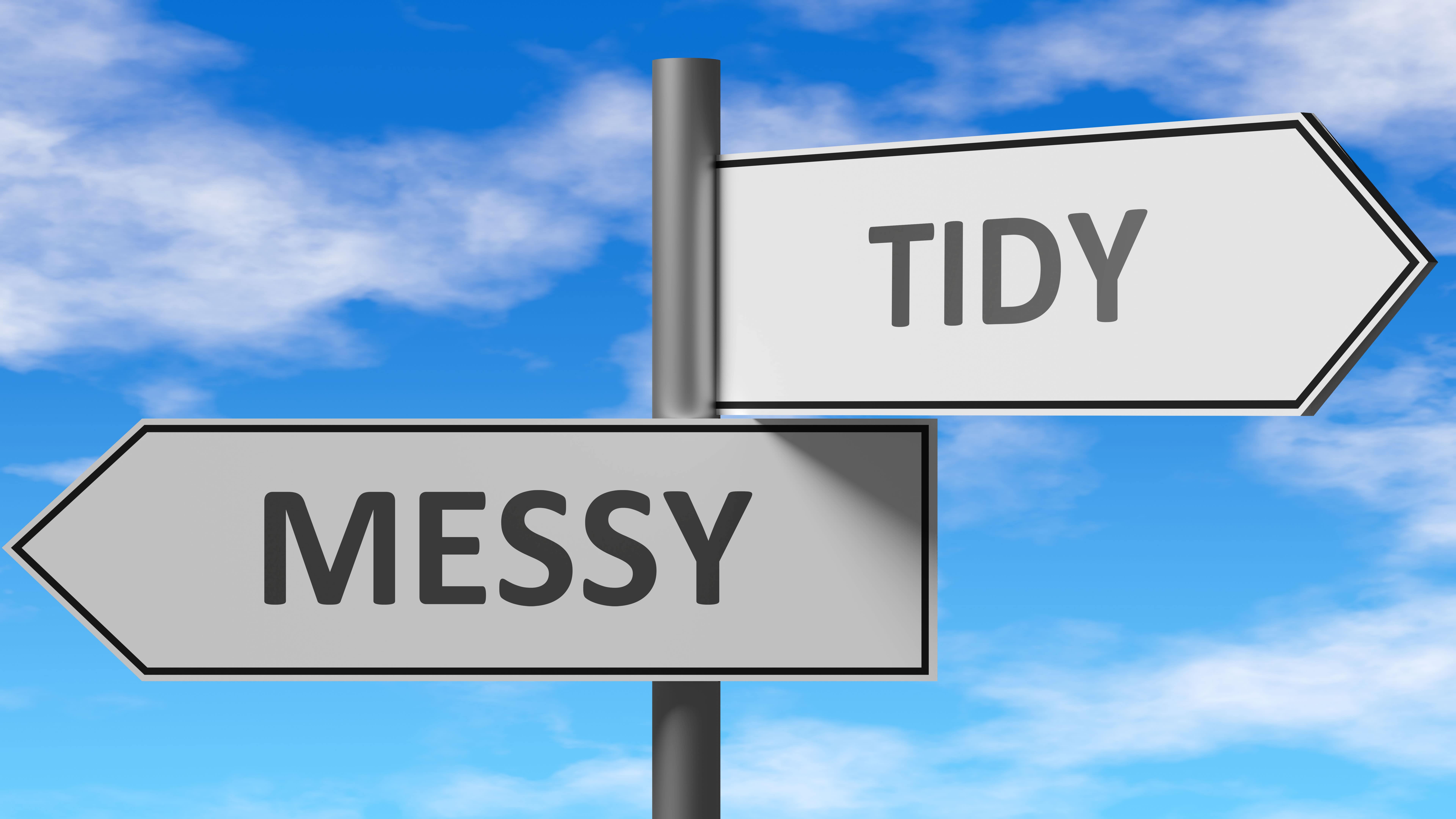 the words tidy and messy on opposing signs against a blue sky backdrop.
