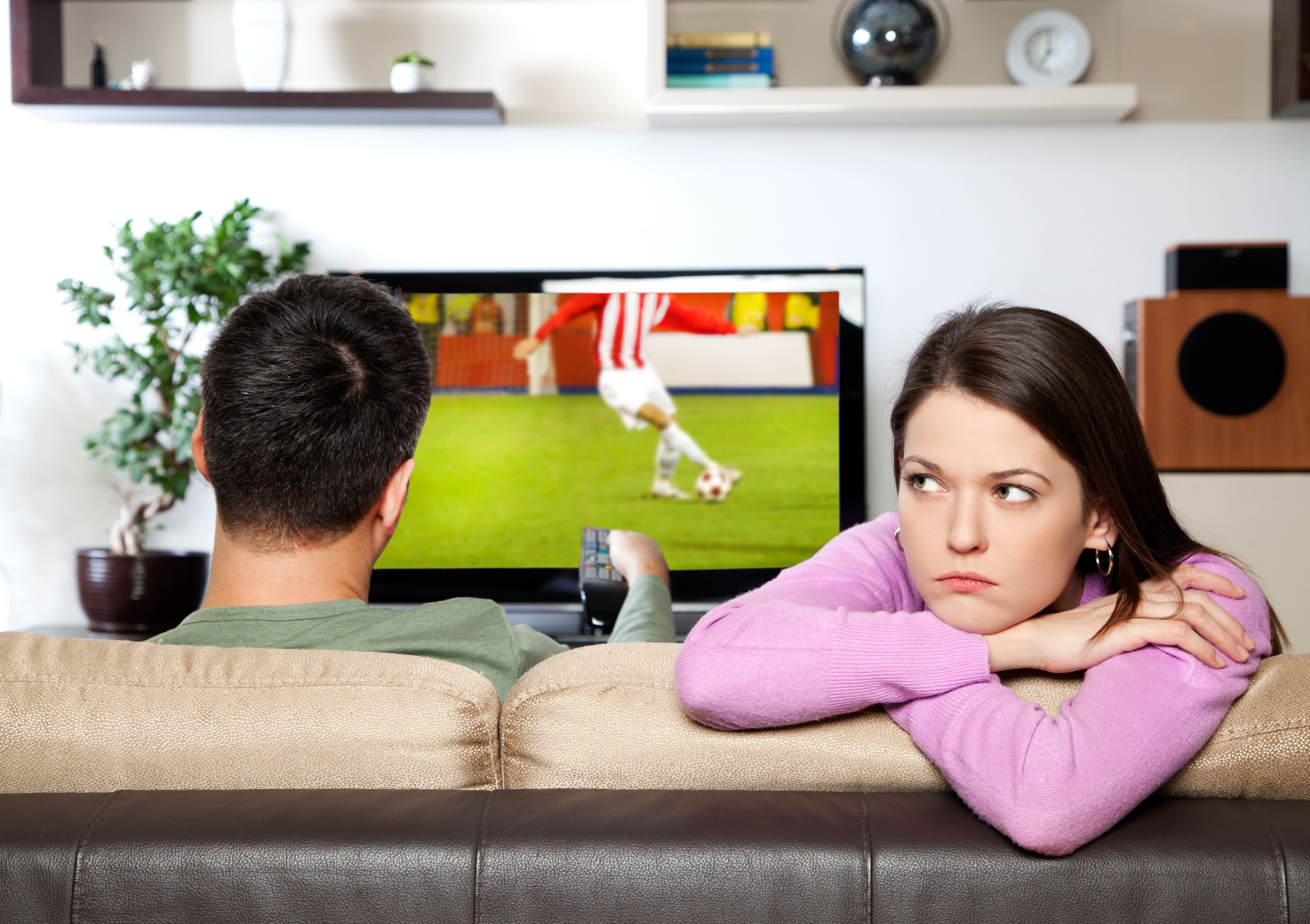 Почему жизнь скучная. Мужчина у телевизора. Мужчина и женщина на диване. Муж с женой у телевизора. Женщина у телевизора.